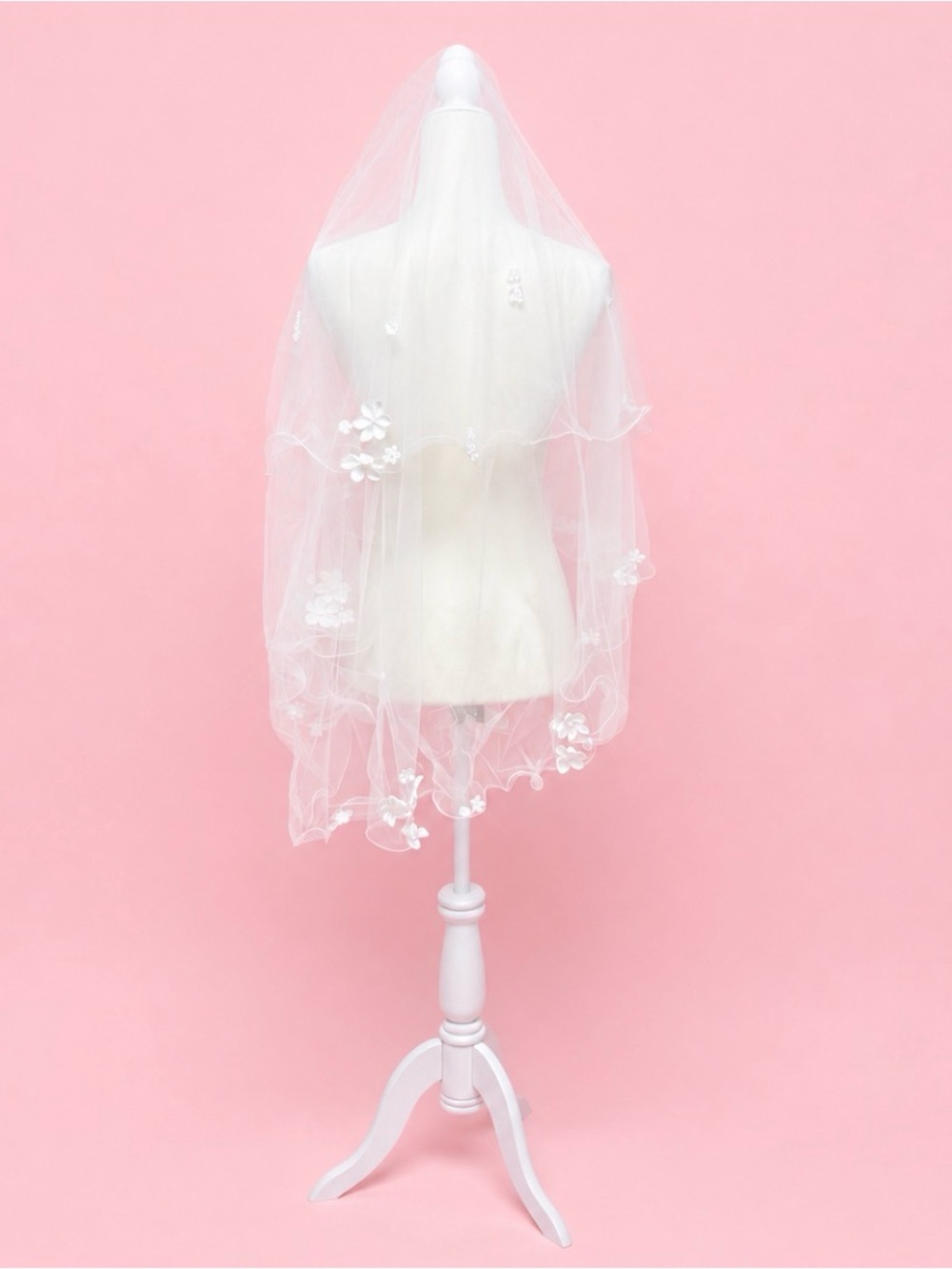 🪻🪻Elegant White Wedding Veil with Floral and Pearl Details - Picture 7 of 7